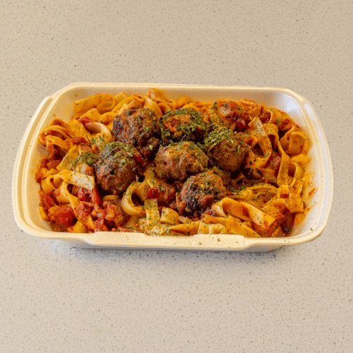 Pasta met homemade gehaktballen in rode saus